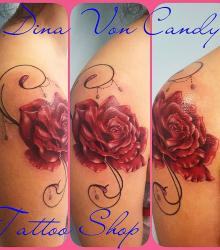 dina_von_candy_meilleure_tatoueuse_languedoc_roussillon_convention_tatouage_france_cantal_ink
